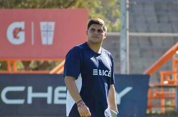 Dejó tirada a la UC: DT renuncia a dos semanas de que arranque el Campeonato Nacional Femenino