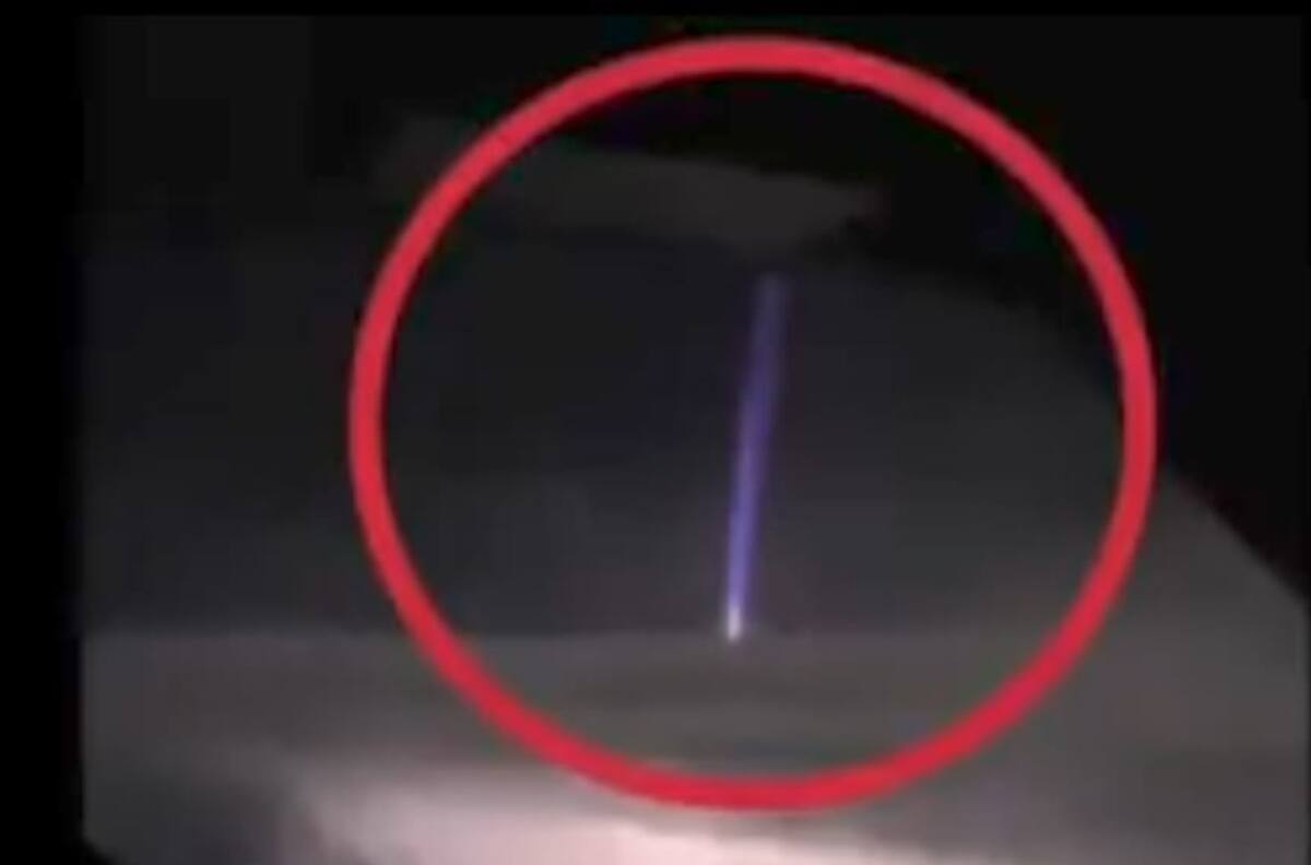 VIDEO I ¿Ataque galáctico? Inusuales rayos azules son captados por un avión en altura