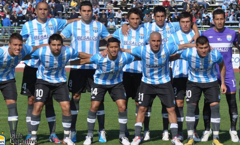 Año 2012, el exvolante argentino de Colo Colo, Coquimbo, Cobreloa y Audax, entre otros, empieza a cerrar su carrera en Magallanes. En la fila de atrás, un joven Juan Cornejo, hoy lateral del equipo pirata.
