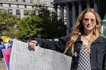 Jennifer Lawrence reaparece en rally pro aborto mostrando su avanzado embarazo