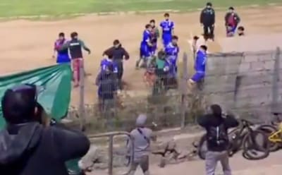 ¡Tiraron una mesa! Escándalo en el fútbol chileno por feroz pelea entre hinchas y jugadores