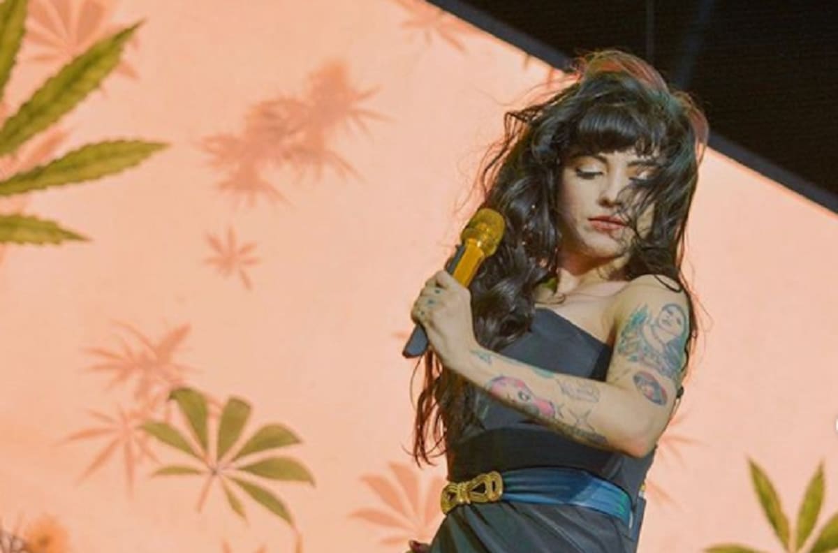 Mon Laferte sorprendió en sus redes celebrando el 4:20