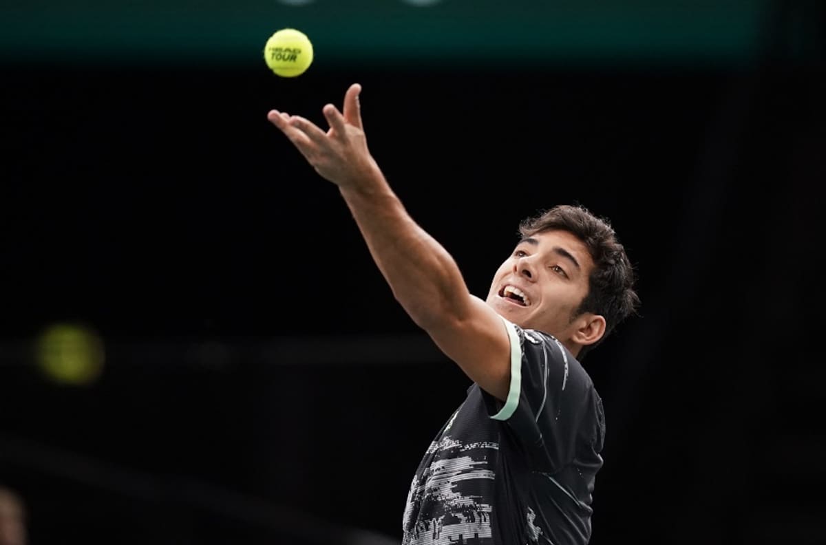 Cristián Garín logró brillante triunfo ante Chardy y está en cuartos del Masters 1000 de París