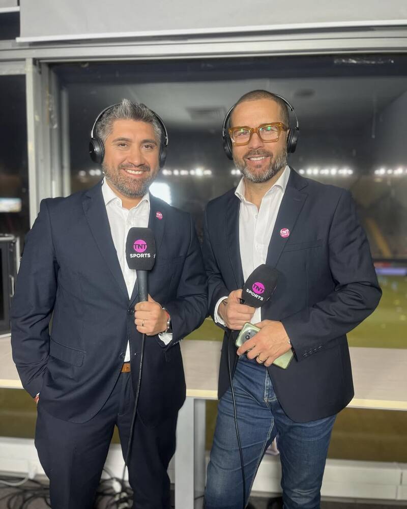 El relator junto a su compañero de TNT Sports y exjugador de Wanderers, Rodrigo Goldberg. Foto: instagram @grillodelgol