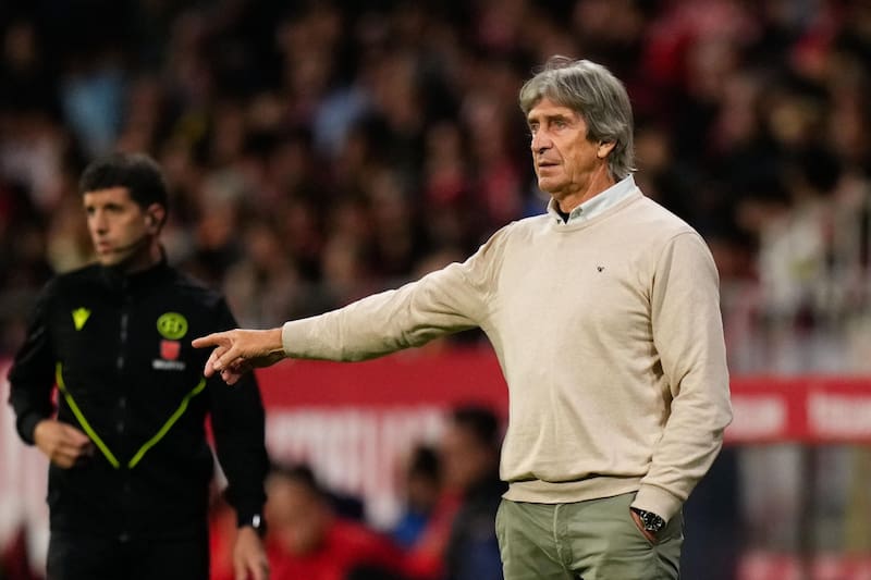 dirigiendo al Betis. Foto: EFE.