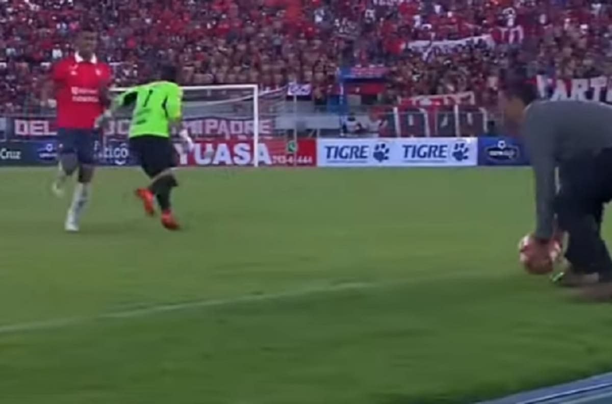 Técnico de Wilstermann fue clave en gol de su equipo y armó tremenda pelea