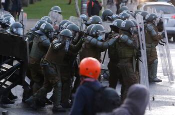 Carabineros niega que arrojaron a joven desde el Puente Pío Nono: "Intentaron detenerlo y la persona perdió el equilibrio"