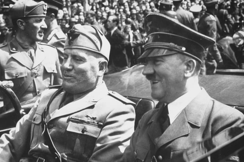 Mussolini y Hitler se reúnen en Italia.