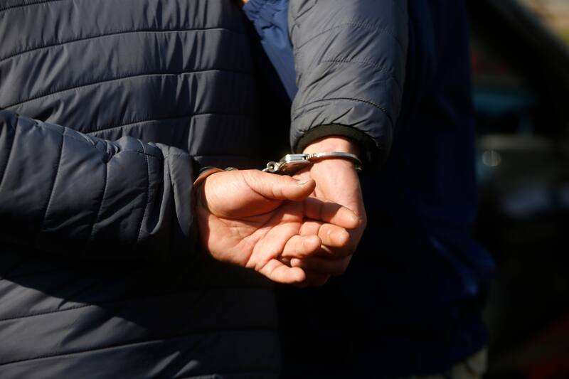 El hombre de 50 años habría abusado de la joven en reiteradas ocasiones desde que ella tenía 8 años.