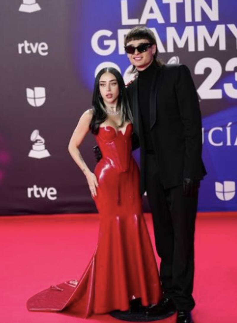 Nicki Nicole y Peso Pluma en los Grammy Latino.