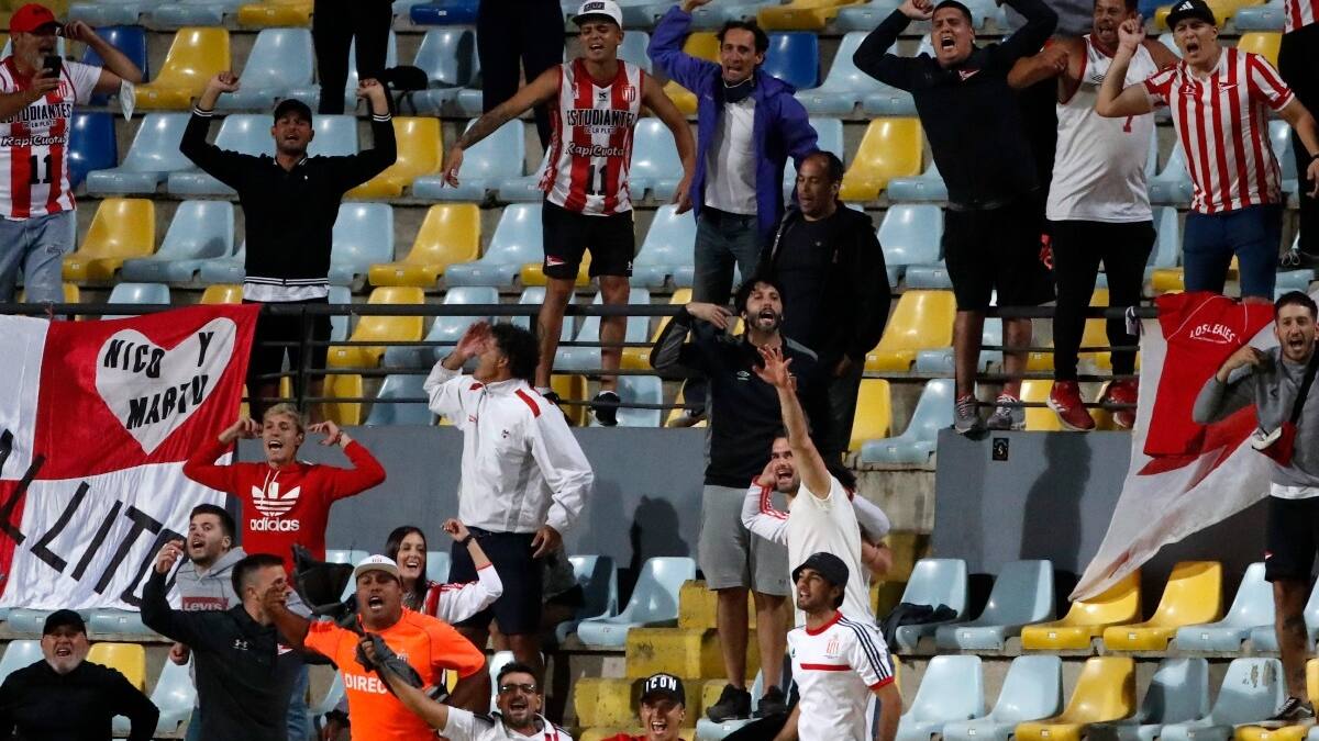 Como un hincha más: Figura de Palestino se lució alentando a Estudiantes de La Pata en la victoria sobre Everton