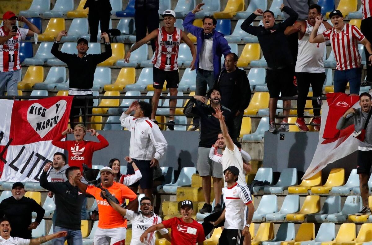Como un hincha más: Figura de Palestino se lució alentando a Estudiantes de La Pata en la victoria sobre Everton