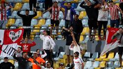 Como un hincha más: Figura de Palestino se lució alentando a Estudiantes de La Pata en la victoria sobre Everton