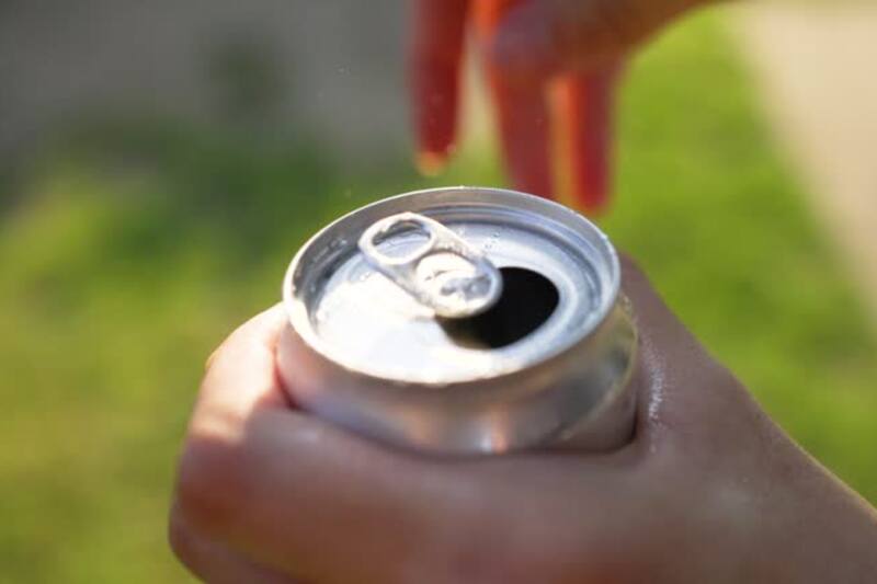 Senadores buscan prohibir producto a jóvenes ante graves consecuencias en su consumo.