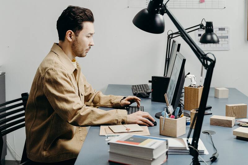 Conoce la renta bruta ofrecida para cada cargo. Créditos: Pexels.