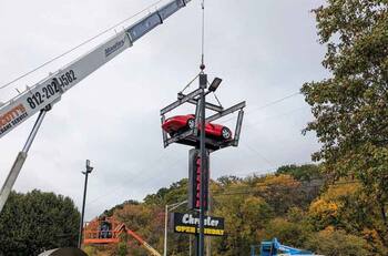 ¿Buena o mala publicidad? Gastarán miles de dólares para bajar un deportivo de un cartel publicitario