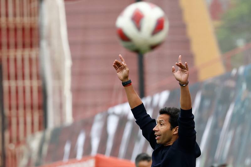 Sigue probando fórmulas para que la UC encuentre un fondo futbolístico.