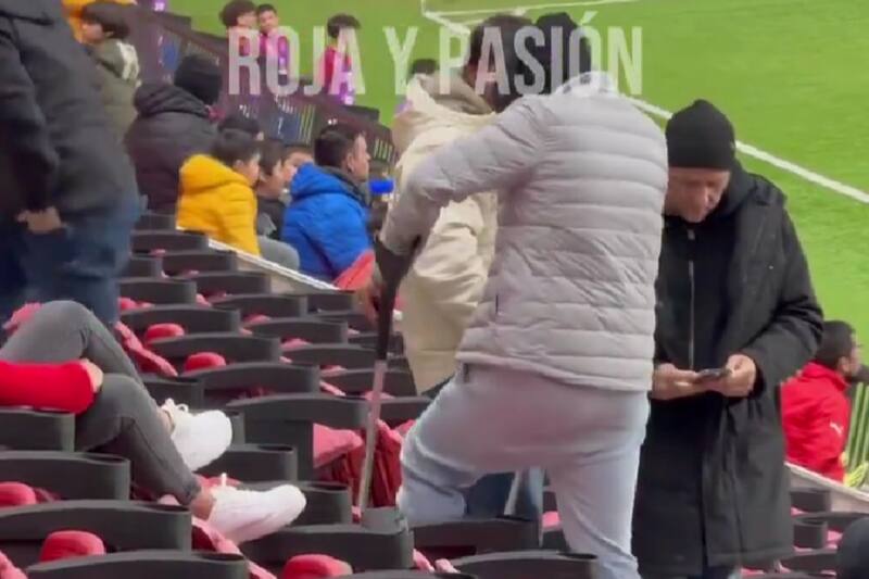 Damián Pizarro con muletas en el partido de La Roja Sub-20. (Créditos: Roja y Pasión)