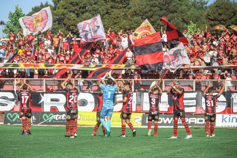 deja partir a dos de sus jugadores.