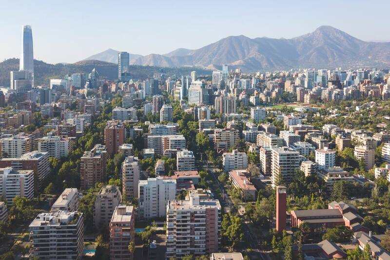 Una de las ciudades que nombra es Santiago.