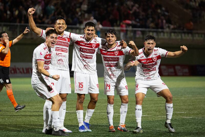 por Primera B. Foto: Aton