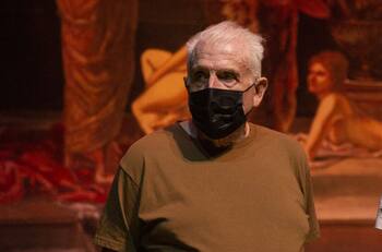 Tomás Vidiella, compañero de Cristián Campos en la obra "Orquesta de Señoritas". es hospitalizado por Covid-19