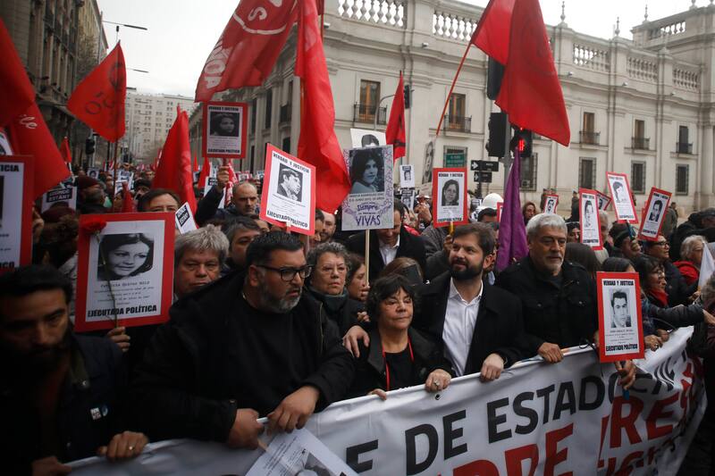 La marcha hacia el Cementerio General se realiza en conmemoración de los 50 años del Golpe de Estado.
