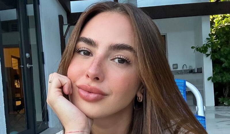 es influencer y novia de Mora.