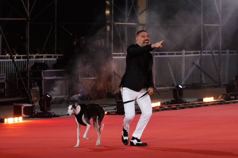José Antonio Neme y Ramoncito, un perro rescatado, abren la alfombra roja de la gala.