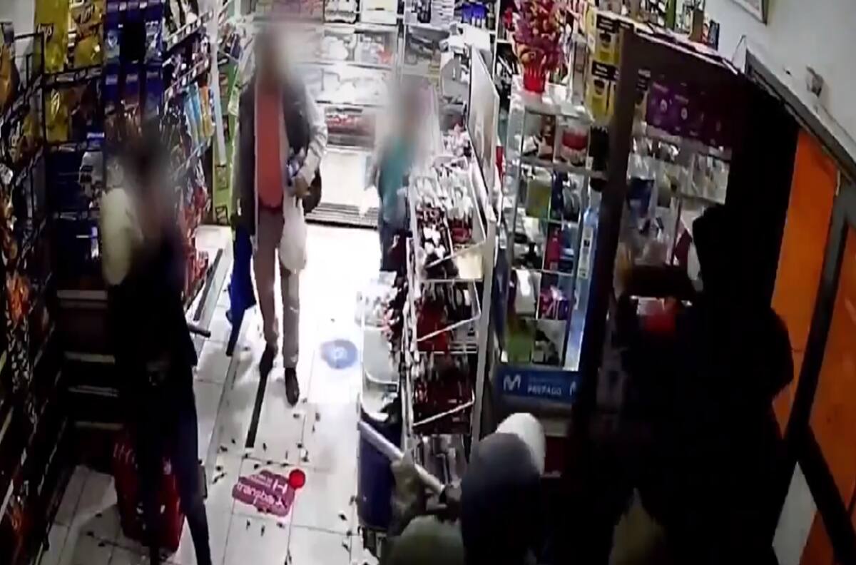 VIDEO | Mujer se defendió con un zapallo de violento asalto en un minimarket de Coronel