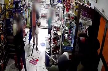 VIDEO | Mujer se defendió con un zapallo de violento asalto en un minimarket de Coronel