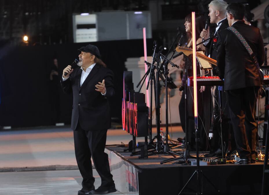 Pocos días antes de ser internado, el artista se presentó en la Gala del Festival de Viña 2025, donde se le vio de buen ánimo interpretando algunos de sus clásicos. Foto: Aton