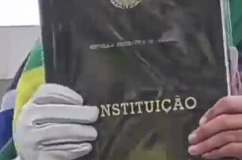 VIDEO | Brasil: Bolsonaristas se roban ejemplar original de la Constitución