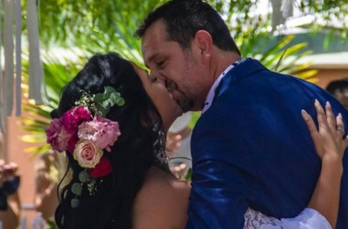Bailando "Latinos" con la coreografía típica de Rancagua: La animada fiesta de matrimonio de Carolina Soto