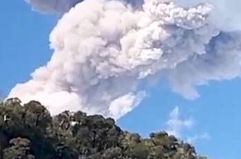 VIDEO | Con nube de humo de 400 metros: Alerta amarilla por gran actividad volcánica en nevados de Chillán