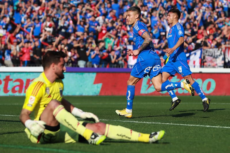 Charles Aránguiz le marcó por duplicado a los albos en el 2025. Foto: Aton.