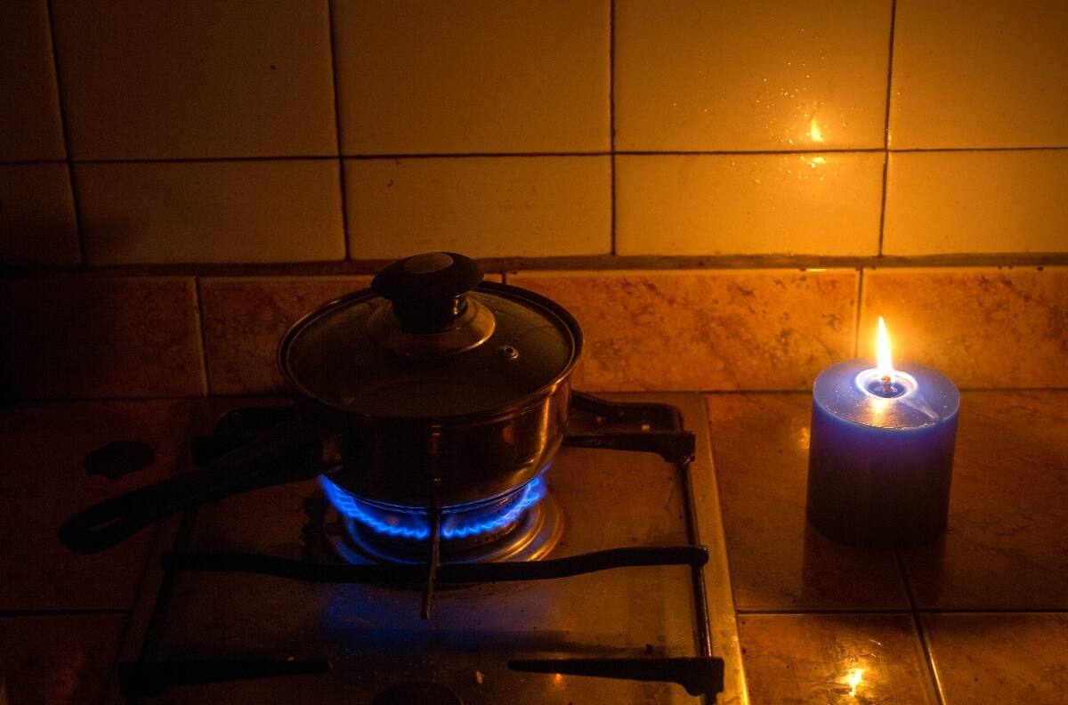 Reponen suministro eléctrico: tala de árbol causó corte de luz en tres regiones del país