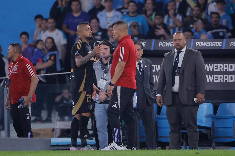 Johnny Herrera repasó a varios integrantes del plantel de Colo Colo. (Foto: EFE)