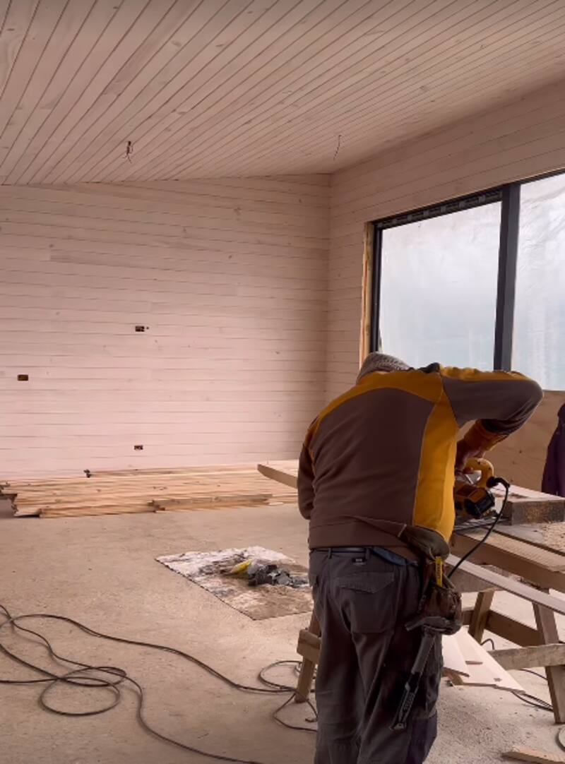 Vanesa Borghi mostró a los constructores de la casa.