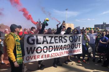 FOTOS: Hinchas del Manchester United protestaron fuera del estadio contra los dueños
