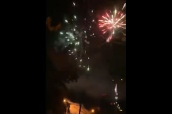 Aniversario de la U: Reportan en Twitter masivo lanzamiento de fuegos artificiales en distintos puntos de Santiago