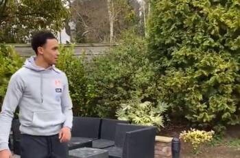 Alexander-Arnold sorprende con su precisión con el balón en plena cuarentena