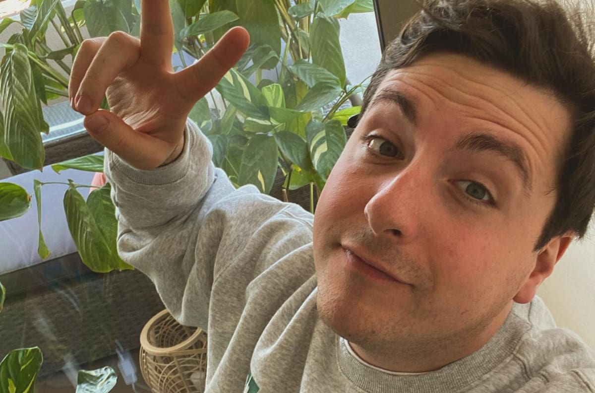 “Comienza la mejor comedia romántica”: Sebastián Badilla presentó a su pareja y anunció que se convertirá en padre en 2023