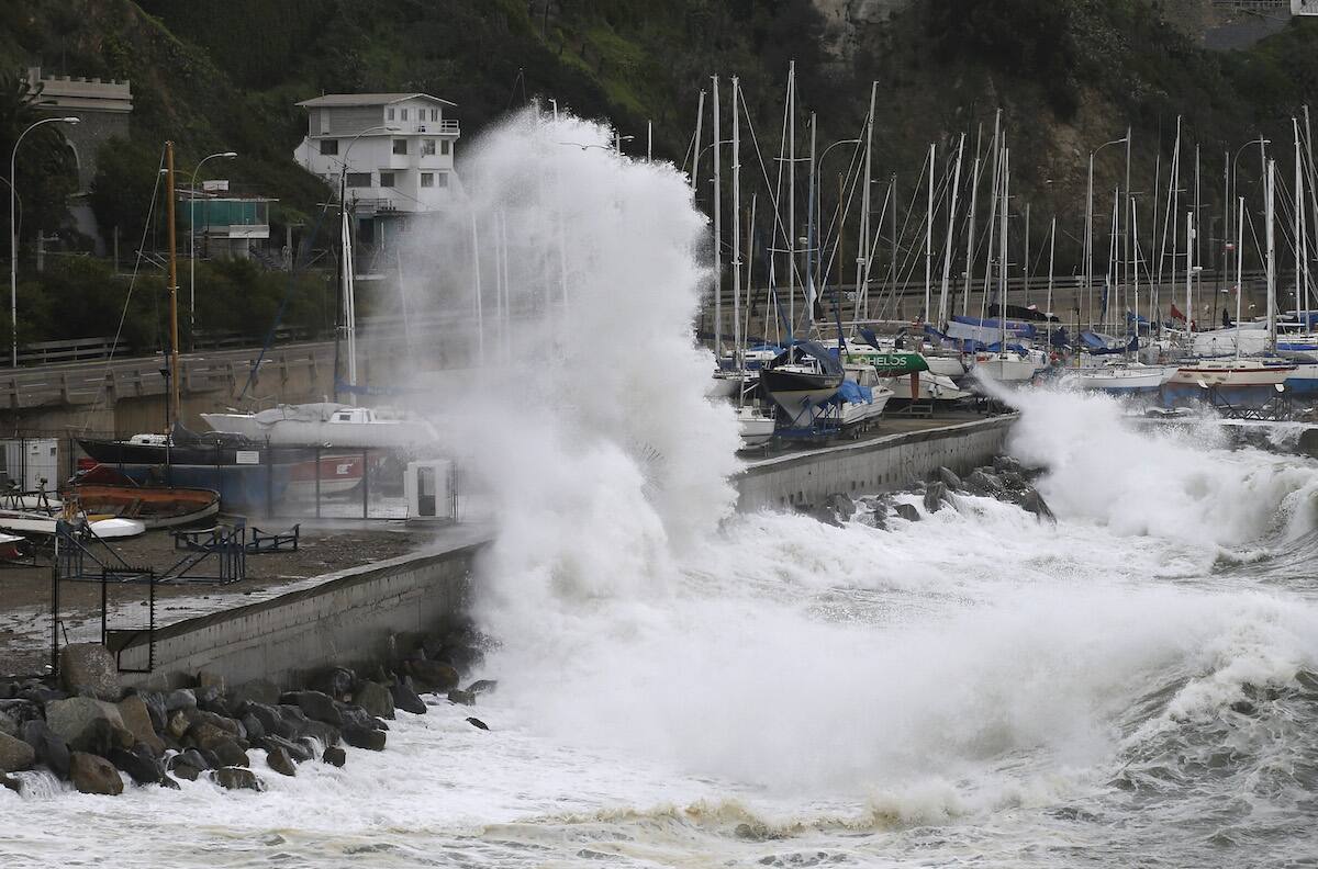 Onemi alerta de marejadas anormales en zona costera: afectará a más de 10 regiones en todo Chile