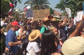 "Los niños no se tocan": insólita protesta de antivacunas se tomó las calles de Providencia