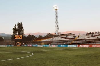 La cancha del fútbol chileno que dicen afecta la salud de los futbolistas