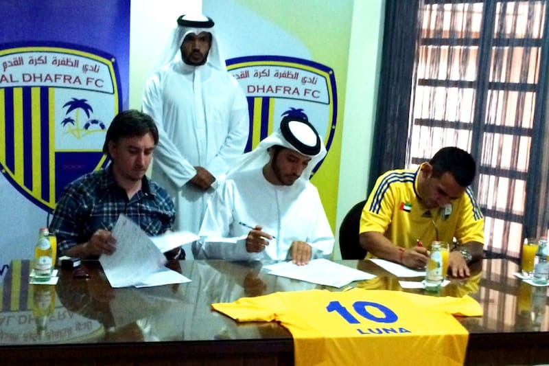El momento de la firma de contrato en Al Dhafra FC de Emiratos Árabes Unidos. Foto: Club Estudiantes de La Plata.