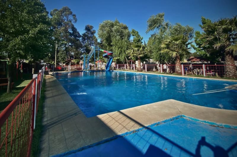 es refrescante e incluye tobogán. Créditos: Ig: @eloasis_debulnes