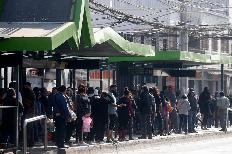 Santiago, 1 de junio de 2020
Gran afluencia de usuarios de servicios privados se congregan en las inmediaciones de la plaza de Puente Alto comuna que registra el mas alto numero de contagiados por Coronavirus del pais.
Andres Pina/Aton Chile
