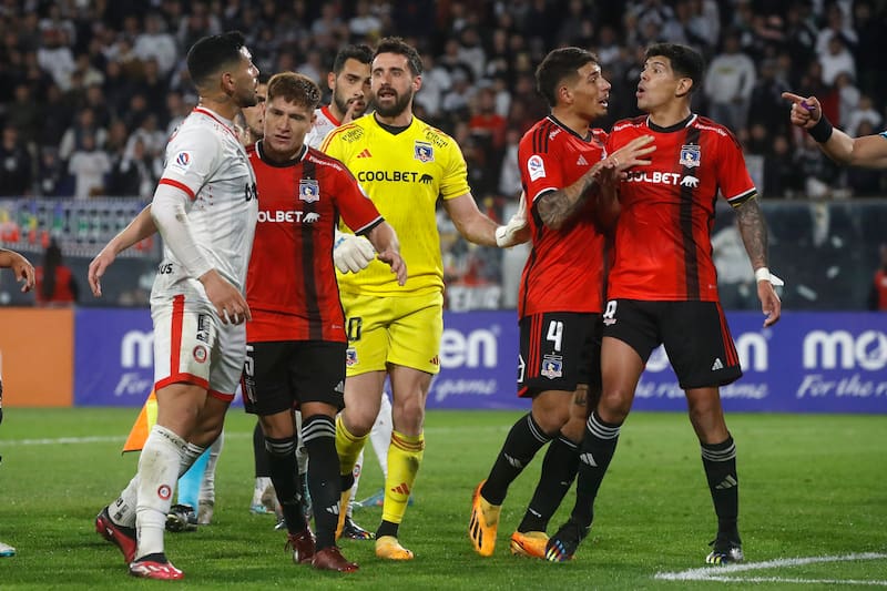 Esteban Pavez renovó con Colo Colo.